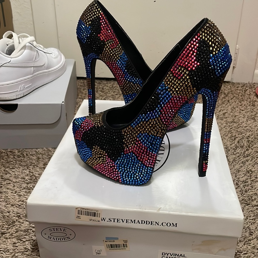 Steven Madden Dyvinal Camoflage Sworaski heels